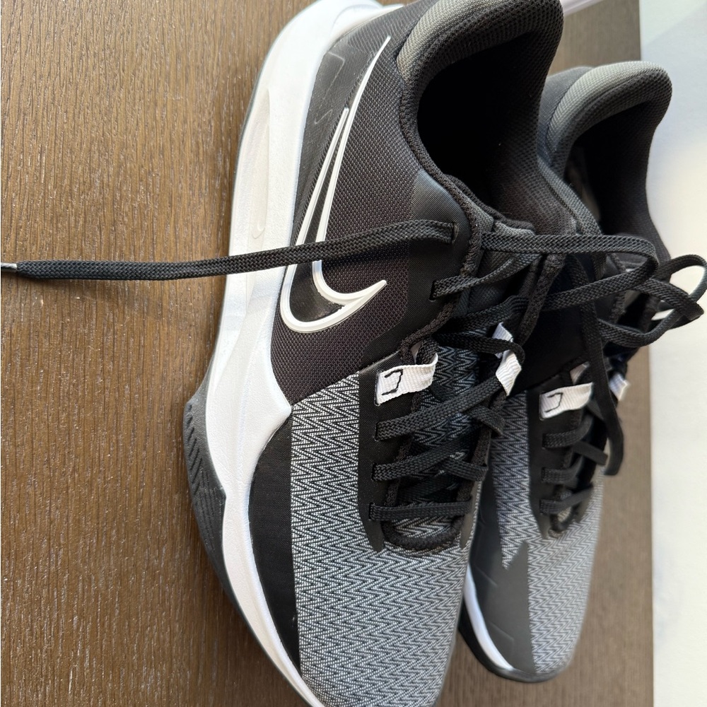 Nike Men's Black and White Athletic Shoes